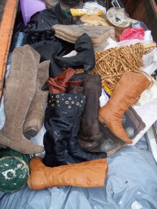 Müll0512 037.jpg (250.65 KiB) 10078 mal betrachtet Ich flachste zu Jessica, dass nun ihre bisher sorgsam gehüteten Stiefel nun nass werden würden und las ein gequältes Lächeln in ihrem Gesicht.