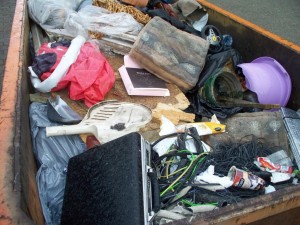 Müll0512 041.jpg (159.72 KiB) 9039 mal betrachtet Wo Jessicas ausrangierte Lieblinge gerade noch "malerisch" verteilt im Müll lagen, war nun irgendwie "gähnende Leere".