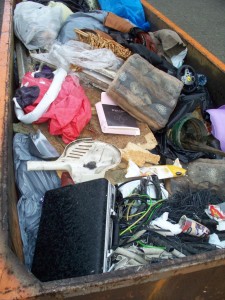 Müll0512 040.jpg (280.96 KiB) 8650 mal betrachtet Jessicas Müllstiefel lagen nun wieder dort, wo sie auch hinsollten: im Müll!