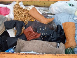 Müll0512 043.jpg (146.37 KiB) 8650 mal betrachtet Alle Müllstiefel auf einem (Dreck)haufen!