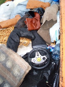 Müll0512 044.jpg (257.82 KiB) 8650 mal betrachtet Alles nur noch nutzloses Gerümpel.