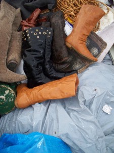 Müll0512 045.jpg (243.57 KiB) 8650 mal betrachtet Es regenete immer stärker und der ganze Abfall wurde nun glänzend nass.