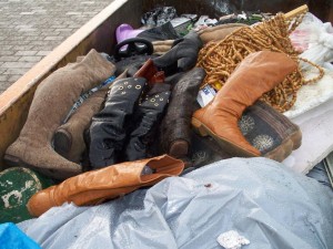 Müll0512 047.jpg (154.11 KiB) 9966 mal betrachtet Bald würde alles triefend nass sein und in der Wärme würde auch bald der Verrottungsprozess beginnen.