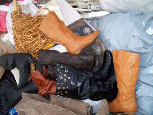 Müll0512 048.jpg (136.83 KiB) 9967 mal betrachtet Ein Kontrast zum heimischen Schuhschrank.