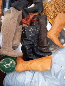 Müll0512 049.jpg (279.54 KiB) 9039 mal betrachtet Auch die Wildleder-Overknees wurden durch die Regentropfen immer mehr "gesprenkelt".