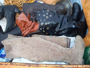 Müll0512 050.jpg (157.5 KiB) 9038 mal betrachtet Der Hof leerte sich und ich wollte auch keinen Anschiss provozieren. Also noch ein letztes Foto zum Abschied und ich überließ Jessicas Müllstiefel ihrem Schicksal auf der Kreismülldeponie.