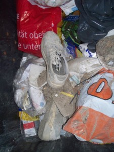 Müll0512 364.jpg (247.04 KiB) 6759 mal betrachtet Feierabend für diese Arbeitsschuhe!