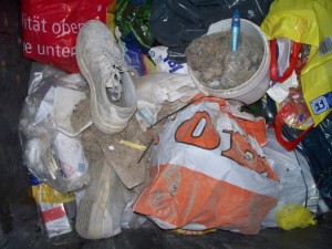 Müll0512 365.jpg (140.49 KiB) 7198 mal betrachtet Ein "staubtrockenes" Ende, meist siffen ja irgendwelche Essensreste über weggeschmissene Klamotten und Schuhe. Hier aber "passt" es!