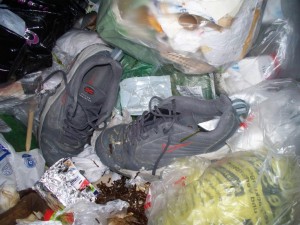 Müll0512 366.jpg (132.68 KiB) 6759 mal betrachtet Auch bei Renovierungen versaute Nikes.