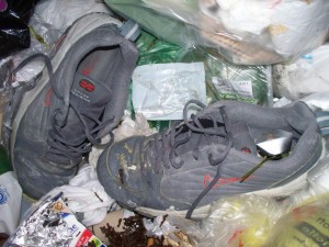 Müll0512 367.jpg (138.95 KiB) 7198 mal betrachtet Das Ende dieser Turnschuhe ist allerdings ein gewöhnliches im "normalen" Hausmüll.