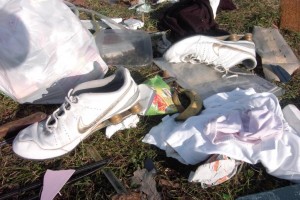 Janine08 111.jpg (119.5 KiB) 10375 mal betrachtet Sehr geile weiß-goldene "Shox", die nun nur noch der letzte Dreck waren und auf die Straßenreinigung warteten.