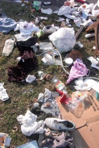 Janine08 113.jpg (307.35 KiB) 10138 mal betrachtet Da die "Shox", obwohl endfertig abgelatscht, noch relativ sauber aussahen, beschloss ich, ihnen bald ein schmutziges und entwürdigendes Ende im Hausmüll zu bereiten und zuzusehen, wie sie langsam im Dreck untergehen.