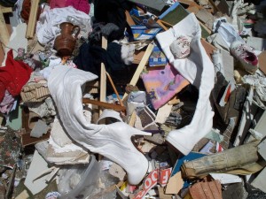 Müll0512 211.jpg (168.72 KiB) 8733 mal betrachtet Erst vor wenigen Minuten auf der Mülldeponie angekommene Overknees.