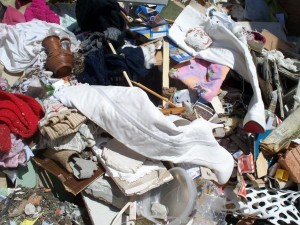 Müll0512 212.jpg (153.2 KiB) 8734 mal betrachtet Vielleicht wurden diese nie draußen auf der Straße getragenen Overknees von einer "anständigen" Frau noch am frühen Morgen in eine blickdichte Mülltüte gestopft und kurz vor der Ankunft der Müllabfuhr in die Restmülltonne geworfen, damit diese nicht von den Nachbarn entdeckt werden.