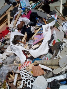 Müll0512 213.jpg (305.63 KiB) 8733 mal betrachtet Nicht ausgeschlossen, dass diese Overknees in der vergangenen Nacht noch als Bettstiefel für Lust und Laune sorgten. Stunden später würden sie als anonymer Abfall auf der Kreismülldeponie niemand mehr kompromittieren können.