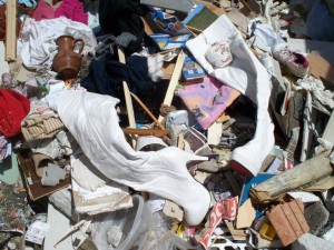 Müll0512 214.jpg (154.65 KiB) 8345 mal betrachtet In diesen wenigen Minuten waren die Overknees mit den roten Sohlen wohl die "Stars" auf der Kreismülldeponie. Doch das nächste Müllauto fuhr zur Verkippung den Müllberg hoch. Wer weiß, was dort alles drin liegen würde.