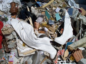 Müll0512 215.jpg (180.06 KiB) 8345 mal betrachtet Der erste Dreck rutschte auf die weißen Overknees, denn von der Kante des Müllberges rutschte immer wieder Dreck herunter.