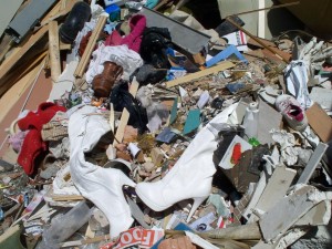 Müll0512 216.jpg (183.35 KiB) 9662 mal betrachtet Am steilen Müllhang hatte ein süßer Kinderschuh schon seinen Partner verloren. Ein Schicksal, welches die allermeisten Schuhe auf der Müllkippe ereilt, nachdem der Verdichter den frisch verkippten Hausmüll auf der Deponie "eingearbeitet" hat.
