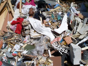 Müll0512 217.jpg (204.8 KiB) 8345 mal betrachtet Was doch alles verbotenerweise in Restmülltonnen verschwindet: Bauschuttreste und (Fahrrad)Altreifen.