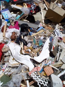 Müll0512 218.jpg (351.68 KiB) 8733 mal betrachtet Warum diese eigentlich noch schönen weißen Overknees von den Orangenen Engeln geholt werden mussten?