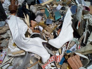 Müll0512 220.jpg (172.11 KiB) 8345 mal betrachtet Noch schnell ein Foto, denn der Verdichter würde gleich wieder an der Kante sein und neuen Müll runterschieben und da wollte ich nicht in der Nähe sein.