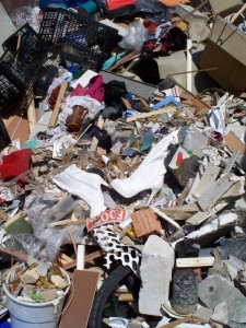 Müll0512 223.jpg (356.45 KiB) 11254 mal betrachtet Auf einer Mülldeponie kommt nicht nur Hausmüll aus "normalen" Restmülltonnen, sondern auch Gewerbemüll und das Gerümpel von Privatanlieferern wird ebenfalls dort verkippt und vom Verdichter platt gewalzt und vermischt.