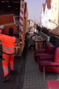 Der große düstere unheilvolle Schatten liegt auf dem geilen Pumps- und Stiefelkorb!