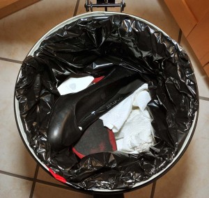 a008m_001.jpg (140.97 KiB) 22578 mal betrachtet Pumps im Müll