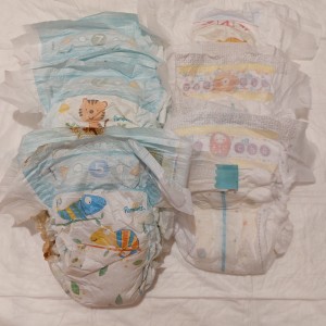 Und dann kamen da sogar zwei 7ner Windeln raus. Eine davon rchtig voll. Nur die 5er Pampers ist sogar beim Mitnehmen ausgelaufen, die war einfach nur übervoll mit Pipi und Kacka