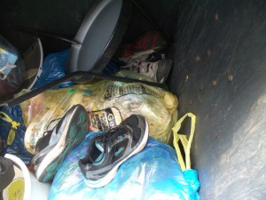 Müll0712 001.jpg (222.75 KiB) 9827 mal betrachtet Turnschuhe eines Mädels oder eines Jugendlichen.