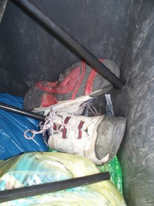 Müll0712 002.jpg (218.31 KiB) 9827 mal betrachtet Ganz hinten in der Ecke des Restmüllcontainers geile Trekkingschuhe!