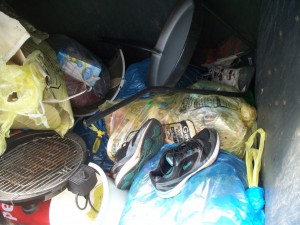 Müll0712 003.jpg (233.36 KiB) 9478 mal betrachtet Ein kohlebefeuerter Grill und ein Elektrogrill lagen mit in dem Restmüllcontainer.