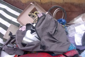 Ein mit ausrangierten Sachen gefüllter Rucksack wurde auch in den Müll geworfen.
