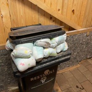 IMG_7189.jpeg (418.15 KiB) 11610 mal betrachtet Heute die Tonne der Nachbarin rausgestellt, da sie im Urlaub ist und bemerkt wie viele Pampers ihrer Kinder sie noch hinein gequetscht hat.