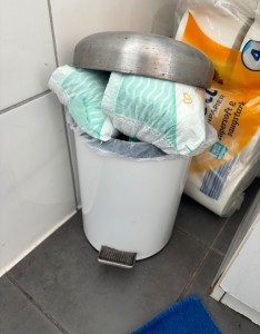 Der kleine Mülleimer meiner Tante wurde über Nacht gut befüllt.