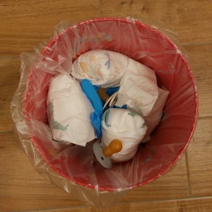 Badezimmer Müll mit Windeln und sogar 2 Schnuller, die haben wohl ausgedient und durften weg, zusammen mit ganz schön vollen Windeln