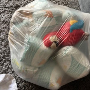 IMG_7969.jpeg (339.45 KiB) 32594 mal betrachtet Diesen Sack habe ich gerade direkt nachdem meine Nachbarin in die Tonne geschubst hat gerettet. Locker 30 Pampers und ein paar Kuscheltiere