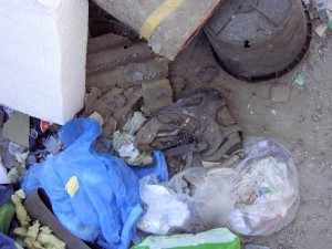 Müllkippe02 019.jpg (141.94 KiB) 10314 mal betrachtet Neben einem gerade angelieferten Sperrmüllhaufen lagen diese schon einplanierten und total zermalmten Inliner.