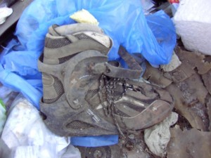 Müllkippe02 020.jpg (84.83 KiB) 10690 mal betrachtet Wenn schon solch stabil gebaute Stiefel so zermalmt werden, dann haben andere Schuhe und Stiefel eh nicht die geringste Chance!