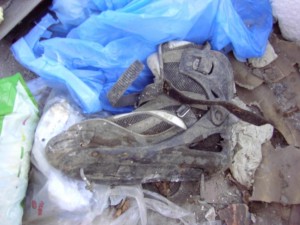 Müllkippe02 021.jpg (85.37 KiB) 10314 mal betrachtet Brutale Gewalt pur um auch solchen Abfall auf ein Minimum an Platzverbrauch zu reduzieren!