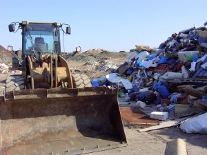 Müllkippe02 026.jpg (132.4 KiB) 10314 mal betrachtet Das Ende dieser Dutzenden Schuhe in diesem Müllhaufen ist schon zu erahnen, denn der Radlader wartet schon.
