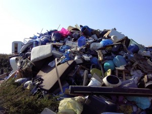 Müllkippe02 027.jpg (119.77 KiB) 10314 mal betrachtet An dieser "Hangseite" habe ich einige Winterstiefel entdeckt. Wenn man genau guckt, dann liegen überall Müllschuhe in dem Haufen.