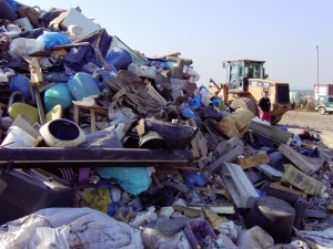 Müllkippe02 028a.jpg (302.97 KiB) 10314 mal betrachtet Im wahrsten Sinne des Wortes ein "Haufen" Arbeit, das alles einzuplanieren!