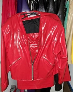 Kledingkast roodlakrok en jasje 1k.jpg