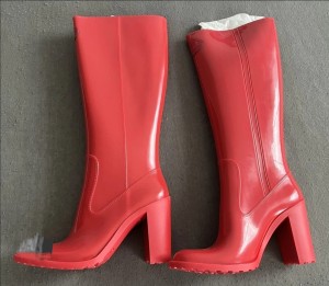 Mei rode regenlaarzen open teen.jpg