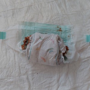 Die Windel wird eingerollt