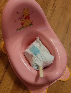 Töpfchen sauber, Windel mit Löffel eingerollt und erstmal im Töpfchen zwischengelagert