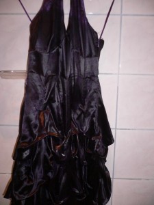 Lumpen11- 6.JPG (109.45 KiB) 4210 mal betrachtet und wieder sauber spülen für die nächste Aktion. Die Sahne bekommt man schwer weg bei einem Kleid mit vielen Falten :)