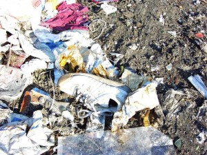 Müllkippe02 055.jpg (303.22 KiB) 9749 mal betrachtet Der andere adidas Girly-Sneaker lag vielleicht schon im Müllbunker der MVA, weil an diesem Platz der Hausmüll nach Verbrennungskapazität verladen wird.