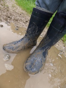 Durch Pfützen plantschen macht Spaß, solange die Stiefel dicht sind.